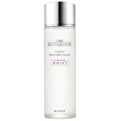 Missha Time Revolution Essence Intensive Moist bottle pour demonstrates quick hydration for dry skin.