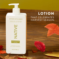 Native Body Lotion Autumn Air & Amber apply-hand demonstrates quick-absorption daily moisture.