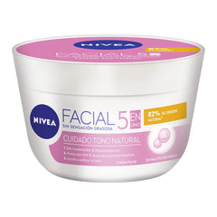 NIVEA Aclaradora Natural bottle close-up for daily use toward an even-toned complexion.