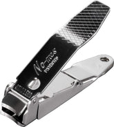 No-mes fingernail clipper catching clippings for mess-free grooming.