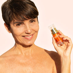 Noche Y Dia Vitamin C Serum oil-base texture closeup indicates lightweight hydration stability.