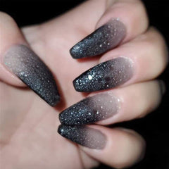 Omainy lavender wind red gel polish swatch demonstrates color transitions with temperature changes.