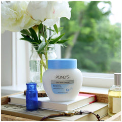 Pond's Dry Skin Cream texture swatch demonstrates quick absorption without heaviness.