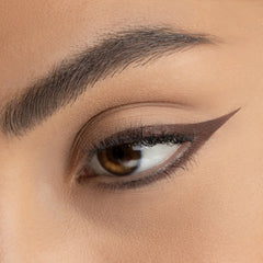 Radiant Professional Make Up Eyeliner Chocolate 03 smudge-tool demonstrates easy blending.