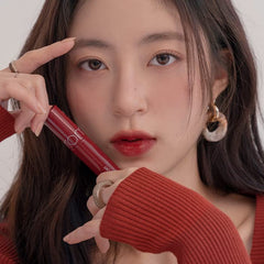 rom&nd Juicy Lasting Tint smooth glide demonstrates easy application