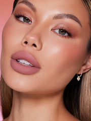 SHEGLAM Dynamatte Boom waterproof finish demonstrates transfer-proof wear in any weather.