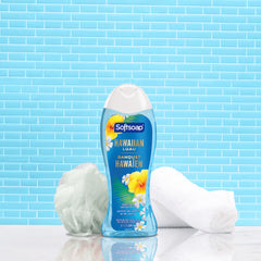 Softsoap Hawaiian Luau bottle pour close-up emphasizes rich lather and aroma.
