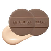 THE TOOL LAB glow round puff provides even coverage for liquid foundation with a natural finish