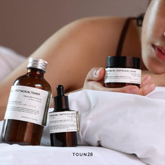 TOUN28 cream texture close-up highlighting rich hydration for plump skin.