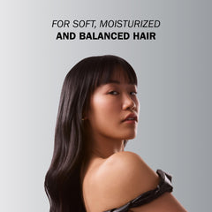 TRUSS Equilibrium hands applying conditioner shows easy, even distribution for balanced scalp and ends.