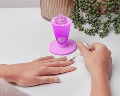 Tweexy Hinge airlock suction closeup shows secure grip and spill-free painting.