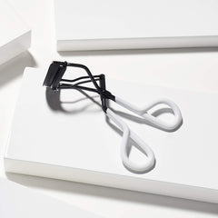 Tweezerman Onyx Great Grip Eyelash Curler silicone pads resist snagging for comfortable curls