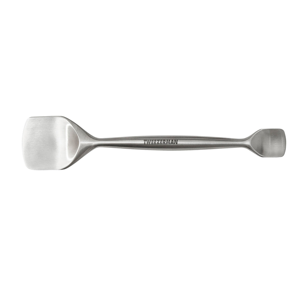 Tweezerman pore prep tool nose-end closeup shows precise tip for gentle unclogging.