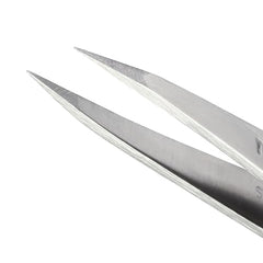 Tweezerman steel point tweezer silver tips detail highlighting aligned tips