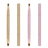 Unaone brocha labial doble extremo para delinear con precisión.