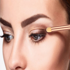 UorPoto eyeshadow brush round for even color payoff and seamless transitions.