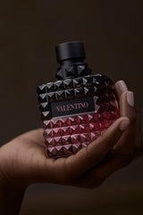 Valentino Donna Born In Roma Intense cap detail—luxury finish for premium look.