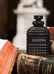 Valentino Uomo Born In Roma atomizer spray for easy, controlled application on busy days.
