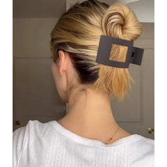 VELSCRUN matte-finish large clip secures various hair types without slipping.
