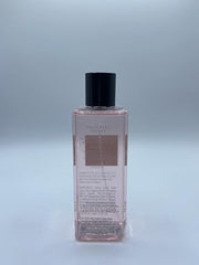 Victoria's Secret Tease Mist spray dispersion shows a light, airy fragrance