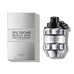 Viktor&Rolf Spicebomb Metallic Musk spray delivers a long-lasting warm aroma.
