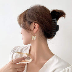 WHAVEL comfortable grippy hair clip delivers long-wear hold during workouts.
