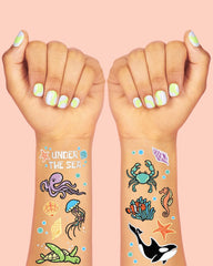 Tatuaje xo Fetti delfín juguetón aporta brillo y alegría.