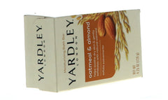 Espuma densa de Yardley avena-almendra, sensación suave durante la limpieza.