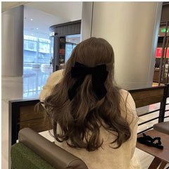 ZAHSY Alligator Clip Hair Bow Clip Use demonstrates secure grip for any hairstyle.