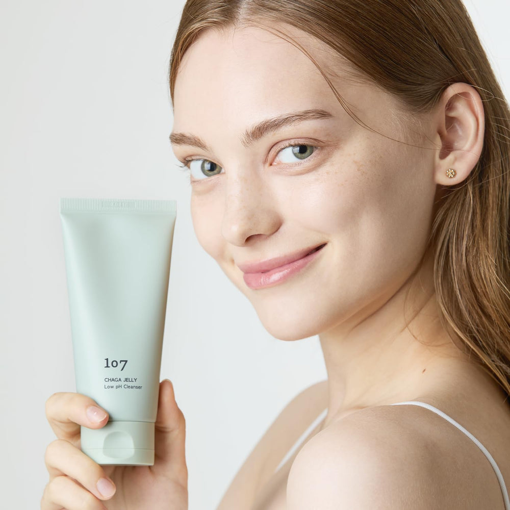 107 Gentle Gel Cleanser foam texture demonstrates mild lather ideal for balanced skin