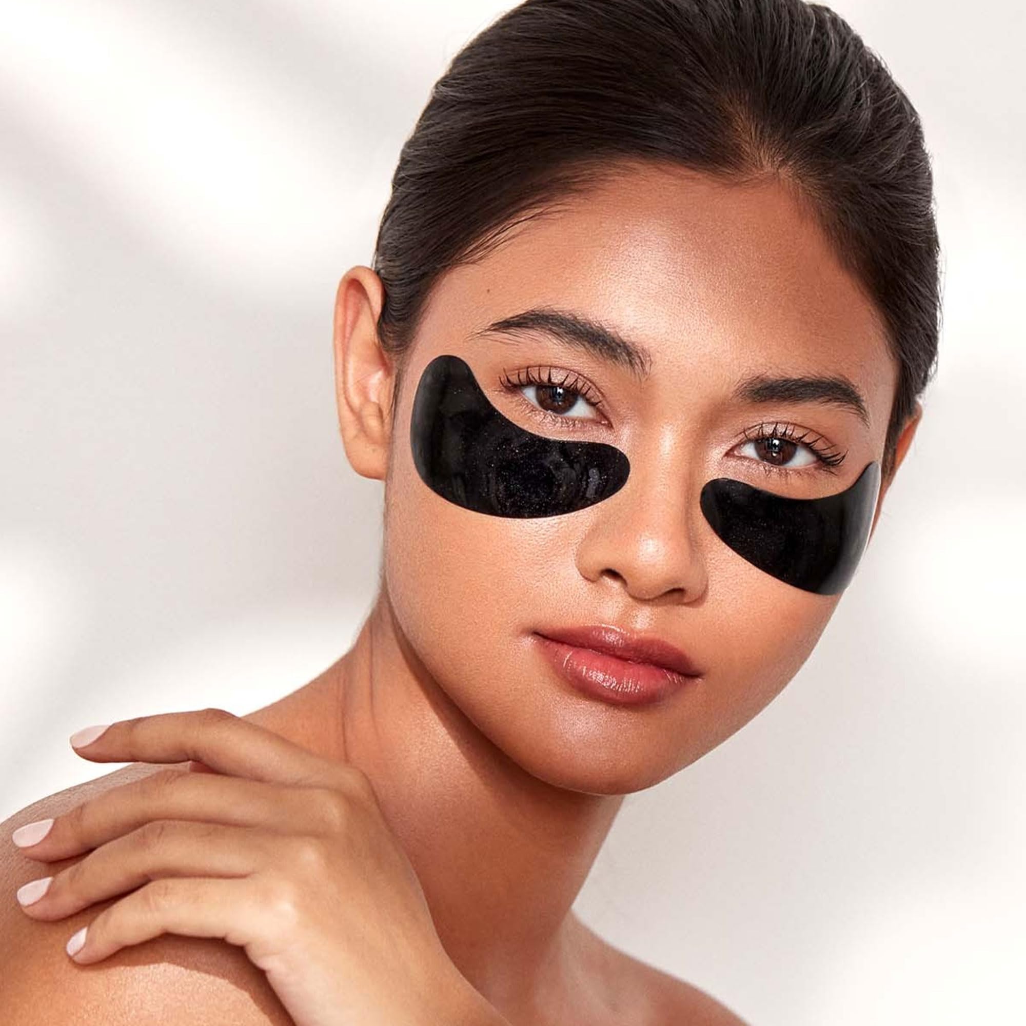 111SKIN Black Diamond Eye Mask ingredient blend with retinol, hyaluronic acid, and niacinamide.