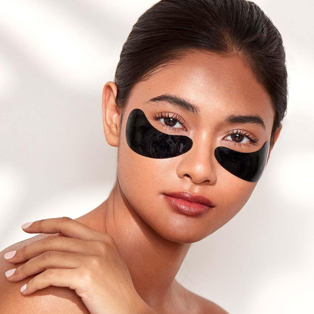 111SKIN Black Diamond Eye Mask ingredient blend with retinol, hyaluronic acid, and niacinamide.