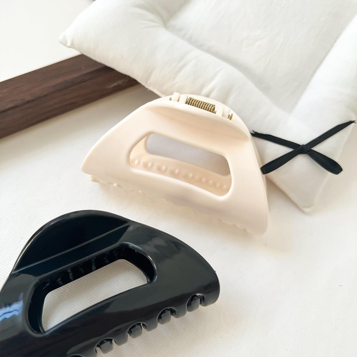 Aaiffey Cloud Claw Clip black in use for quick updos and daily wear.