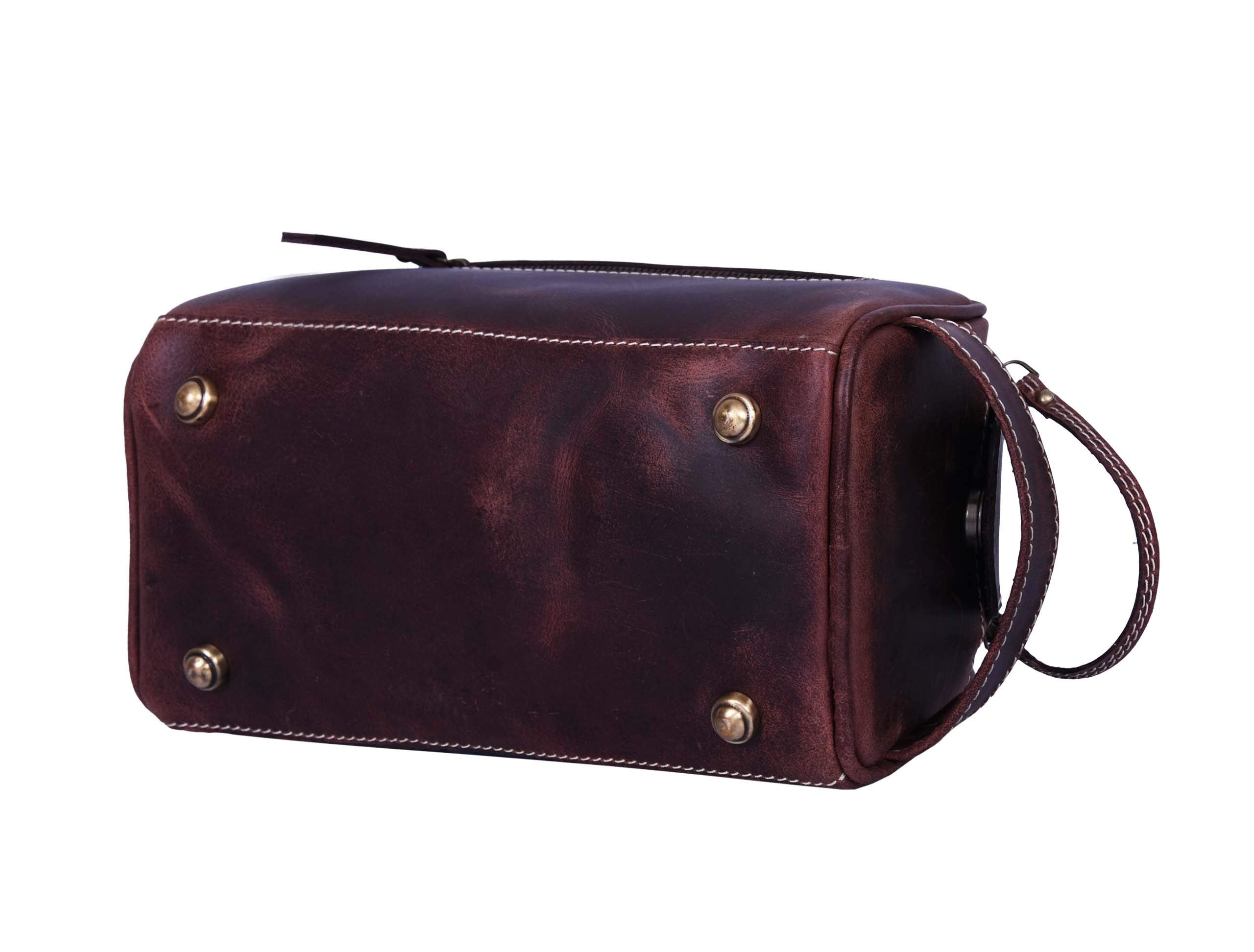 Aaron Leather Goods Vendimia Estilo bottom studs protect bag from scratches and slipping.