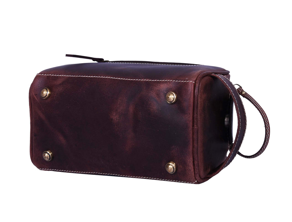 Aaron Leather Goods Vendimia Estilo bottom studs protect bag from scratches and slipping.