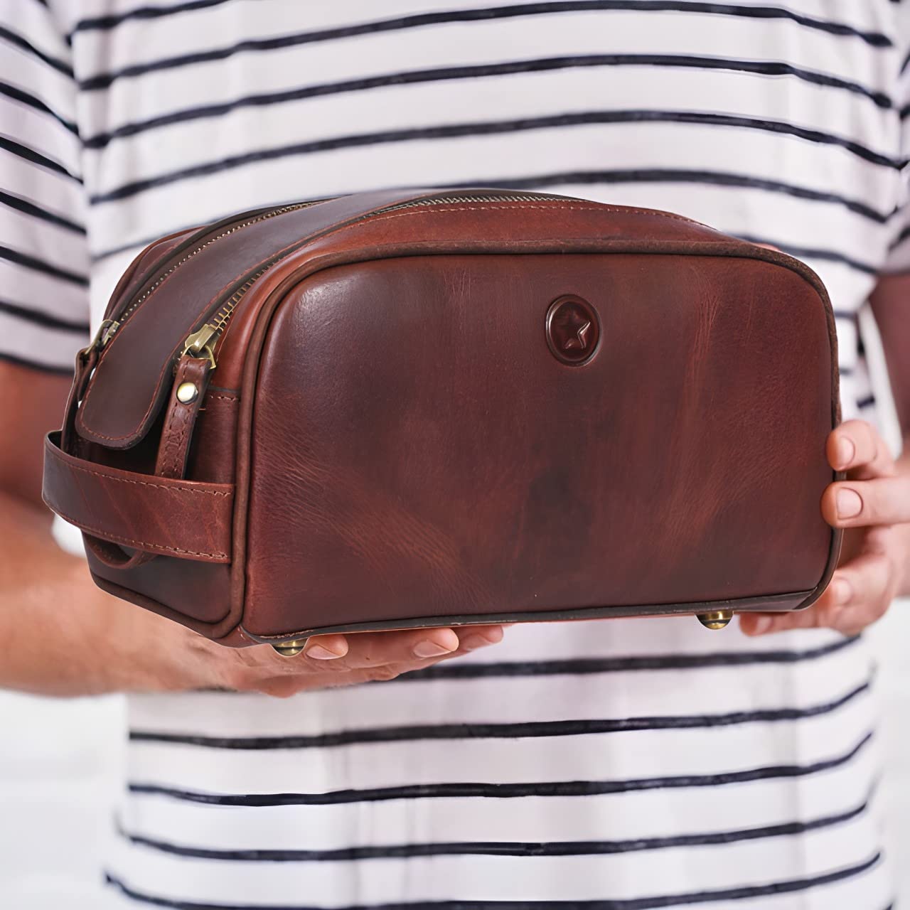 Aaron Leather Goods Vendimia Estilo exterior zip pocket for quick access to essentials.