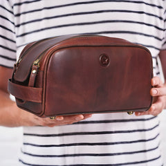 Aaron Leather Goods Vendimia Estilo exterior zip pocket for quick access to essentials.