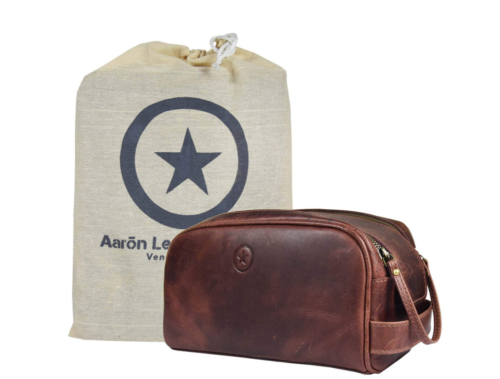 Aaron Leather Goods Vendimia Estilo leather toiletry bag close-up in dark brown for organized travel.