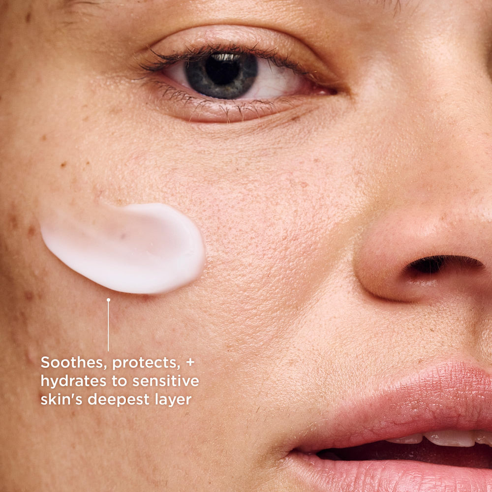 Texture of AESTURA Atobarrier365 Gel Cream shows its lightweight and smooth consistency.