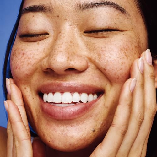 Applying AESTURA ATOBARRIER365 Hydro Soothing Gel Cream showing instant cooling effect.