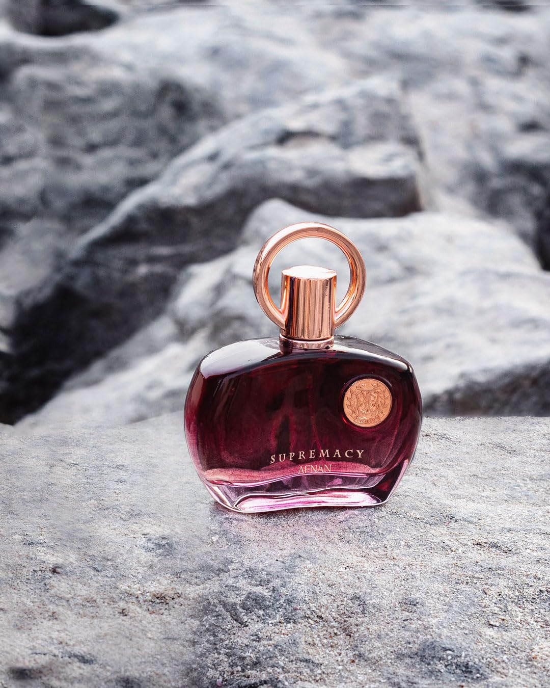 Afnan Supremacy Purple perfume-dispense shot illustrates elegant spray longevity.