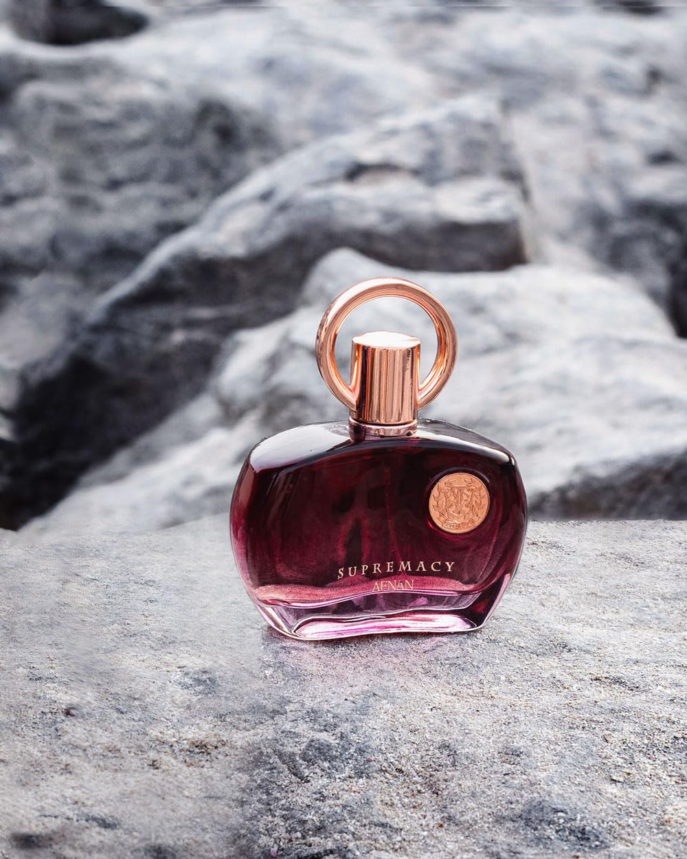 Afnan Supremacy Purple perfume-dispense shot illustrates elegant spray longevity.