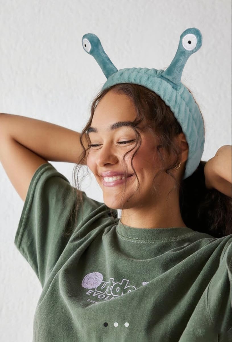 AIBFRID panda headband protects hair while applying serums.