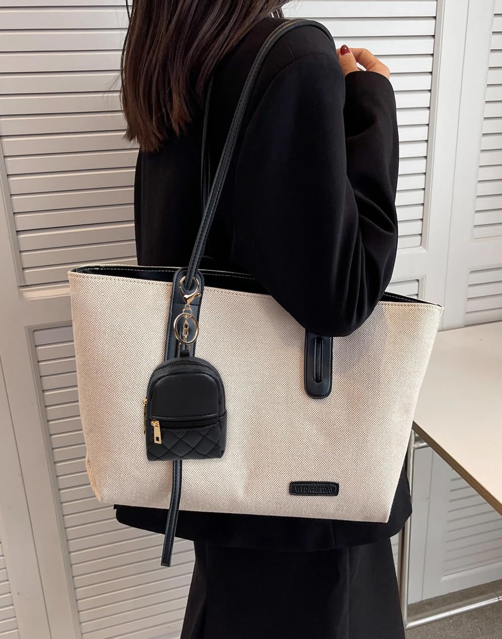 AIBFRID PU leather makeup bag keeps cosmetics organized on the go.