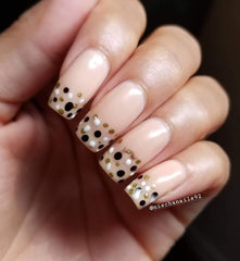 Aplicación fácil de gel AIMEILI con consistencia suave para uñas.