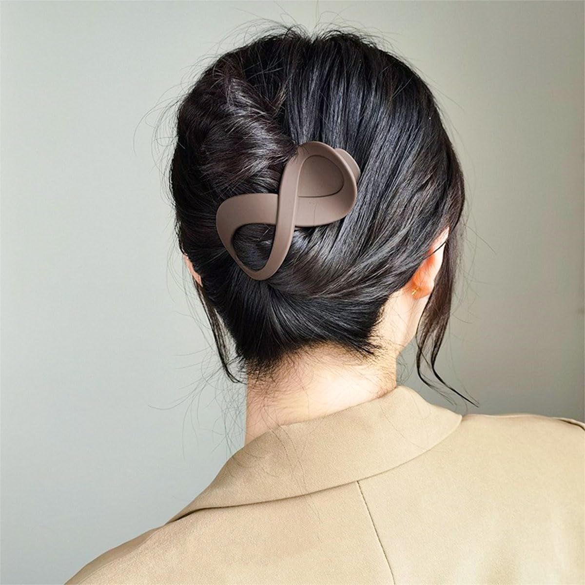 Ainvhh non-slip-teeth closeup demonstrates sturdy grip on various hair textures