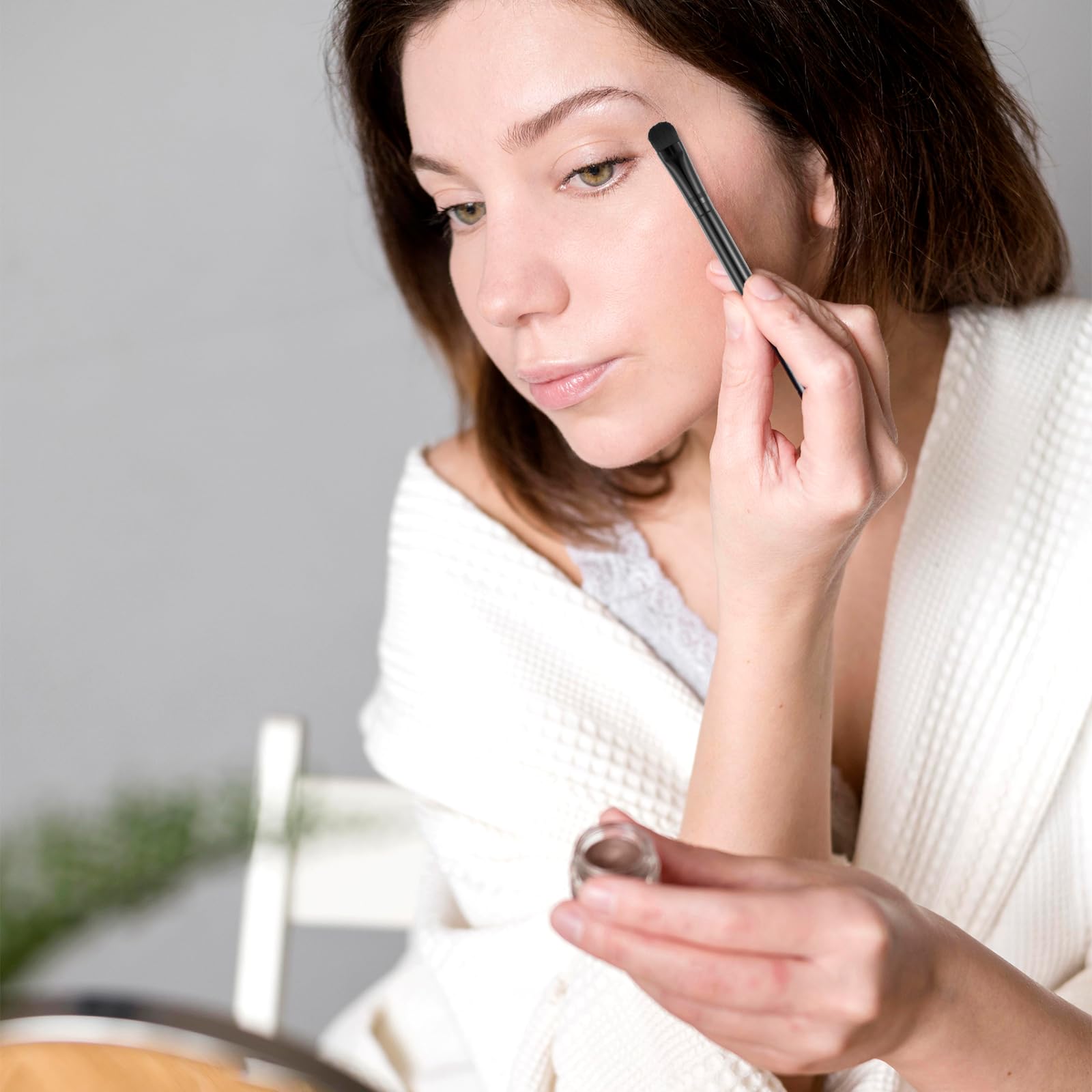 Aiyorse travel-friendly makeup brush set fits in compact bags.