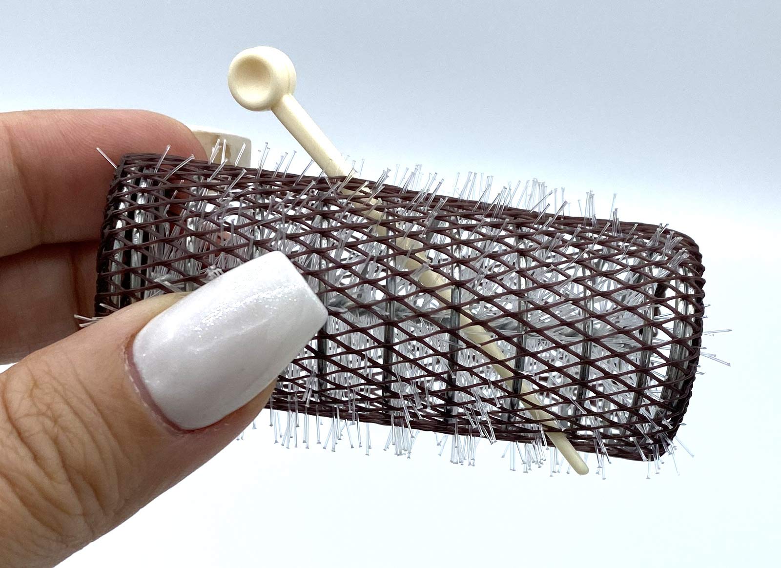 ALAZCO pins with locking notch prevent slipping during styling.