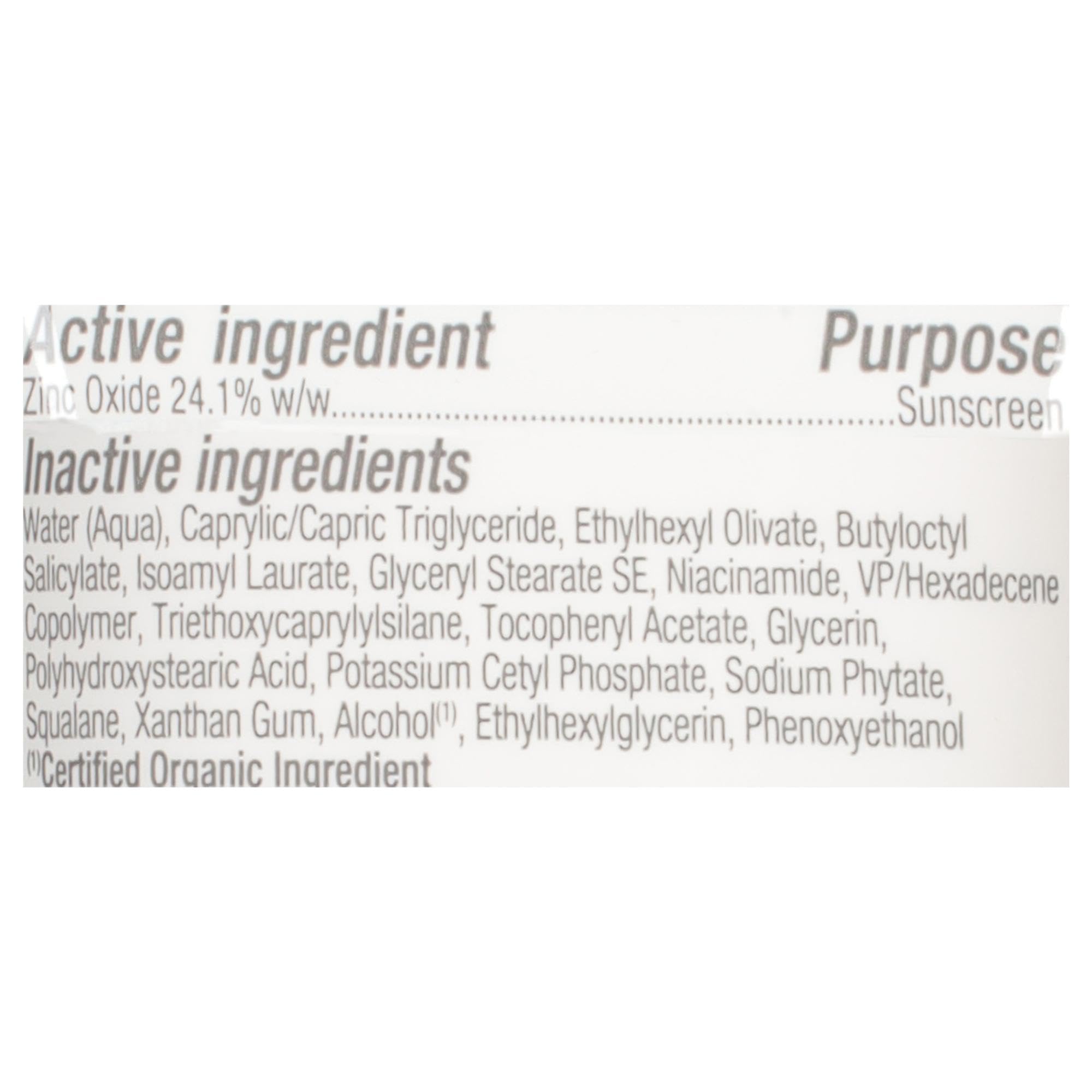 Alba Botanica contiene niacinamida, squalane y vitamina E para el cuidado de la piel.