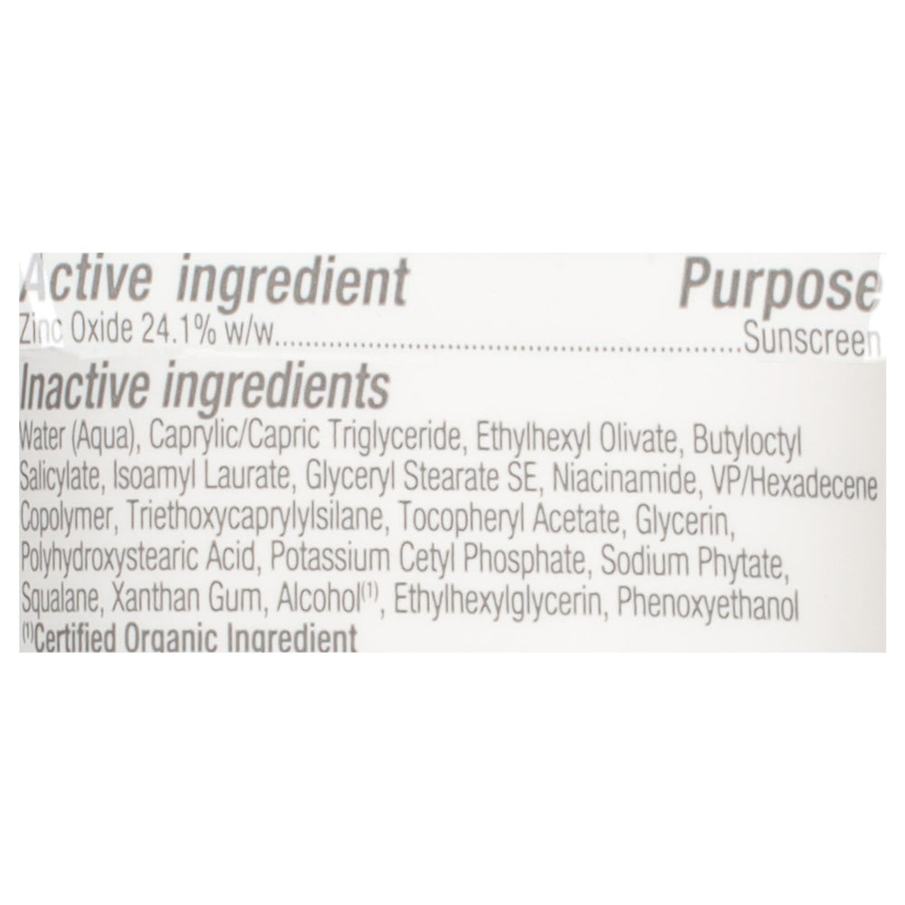 Alba Botanica contiene niacinamida, squalane y vitamina E para el cuidado de la piel.